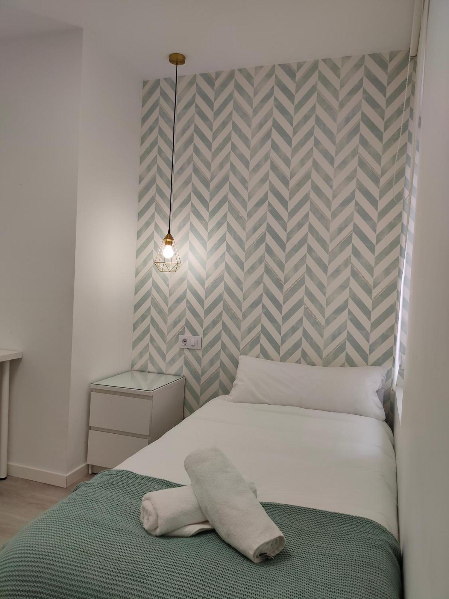 Casa Mallen, Con Amplia Terraza, En El Barrio De Nervion * Sevilla